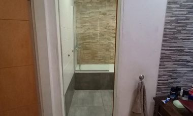 Casa de 4 ambientes y consultorio u oficina en venta en Lomas oeste, cochera y terraza con parrilla