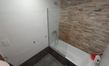 Casa de 4 ambientes y consultorio u oficina en venta en Lomas oeste, cochera y terraza con parrilla