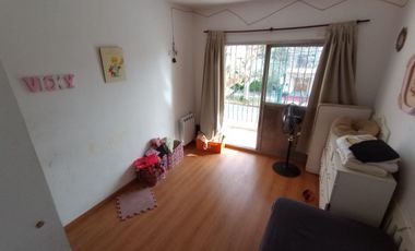 Casa de 4 ambientes y consultorio u oficina en venta en Lomas oeste, cochera y terraza con parrilla