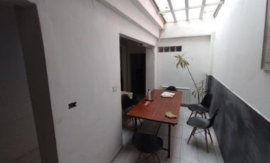 Casa de 4 ambientes y consultorio u oficina en venta en Lomas oeste, cochera y terraza con parrilla