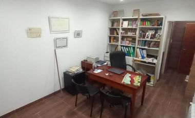 Casa de 4 ambientes y consultorio u oficina en venta en Lomas oeste, cochera y terraza con parrilla