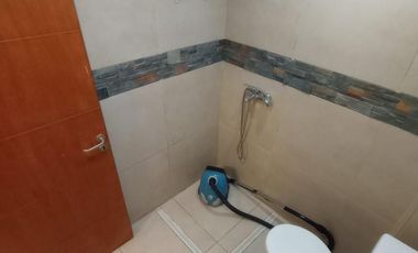 Casa de 4 ambientes y consultorio u oficina en venta en Lomas oeste, cochera y terraza con parrilla