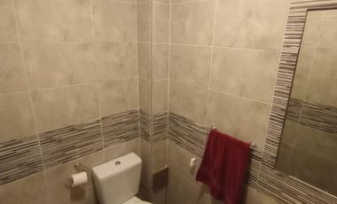 Casa de 4 ambientes y consultorio u oficina en venta en Lomas oeste, cochera y terraza con parrilla
