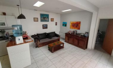 Casa de 4 ambientes y consultorio u oficina en venta en Lomas oeste, cochera y terraza con parrilla