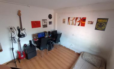 Casa de 4 ambientes y consultorio u oficina en venta en Lomas oeste, cochera y terraza con parrilla