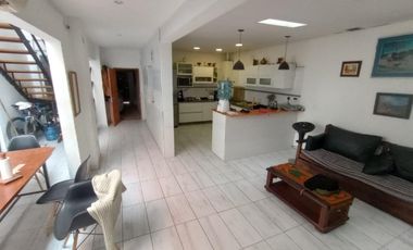 Casa de 4 ambientes y consultorio u oficina en venta en Lomas oeste, cochera y terraza con parrilla