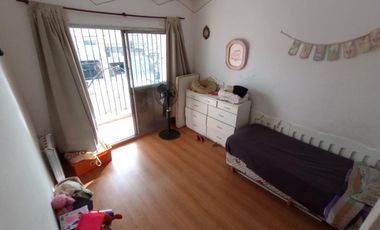 Casa de 4 ambientes y consultorio u oficina en venta en Lomas oeste, cochera y terraza con parrilla