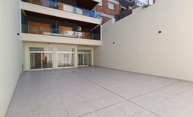 LOCAL en ALQUILER - Apto Gastronomía - 130m2 cubiertos y 100m2 descubiertos.