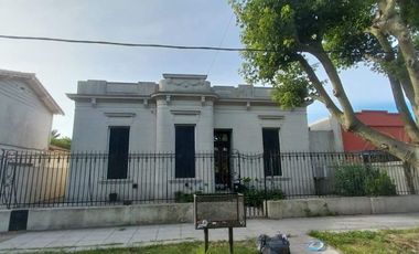 Casa de estilo en Temperley Este.