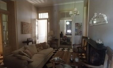 Casa de estilo en Temperley Este.