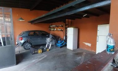 Casa de estilo en Temperley Este.