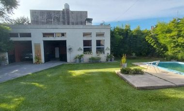 Casa de estilo en Temperley Este.