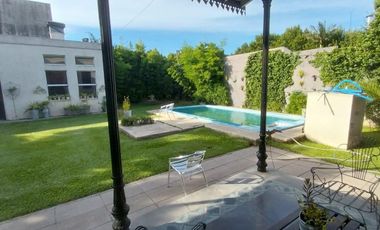 Casa de estilo en Temperley Este.