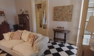 Casa de estilo en Temperley Este.