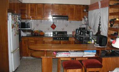 VENTA CASA 4 AMBIENTES COCHERA 2 AUTOS VALENTIN ALSINA LANUS