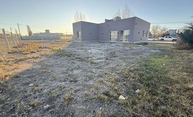 Venta - Casa a Estrenar en Barrio Don Emilio  - C096