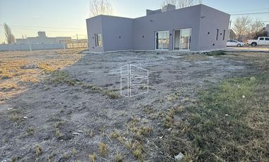 Venta - Casa a Estrenar en Barrio Don Emilio  - C096