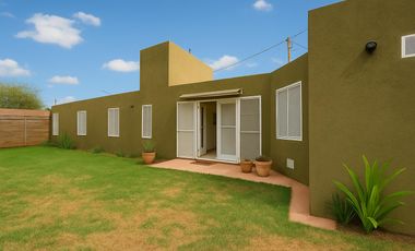 ALQUILER  HERMOSA CASA AMPLIO JARDIN 2 DORM ANTONIO SOBRAL 336  Bº LOS ROBLES  CÓRDOBA