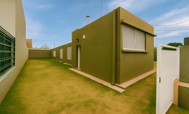 ALQUILER  HERMOSA CASA AMPLIO JARDIN 2 DORM ANTONIO SOBRAL 336  Bº LOS ROBLES  CÓRDOBA