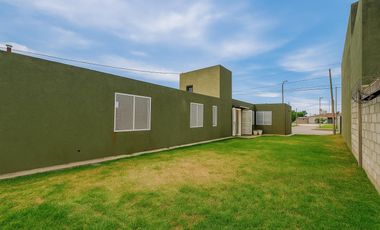 ALQUILER  HERMOSA CASA AMPLIO JARDIN 2 DORM ANTONIO SOBRAL 336  Bº LOS ROBLES  CÓRDOBA