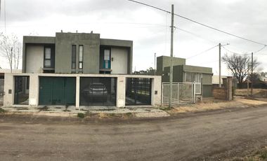 ALQUILER  HERMOSA CASA AMPLIO JARDIN 2 DORM ANTONIO SOBRAL 336  Bº LOS ROBLES  CÓRDOBA