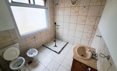 ALQUILER  HERMOSA CASA AMPLIO JARDIN 2 DORM ANTONIO SOBRAL 336  Bº LOS ROBLES  CÓRDOBA