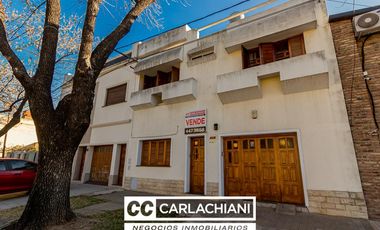 Casa en venta - Barrio Azcuénaga Rosario - 3 Plantas - Patio