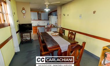 Casa en venta - Barrio Azcuénaga Rosario - 3 Plantas - Patio