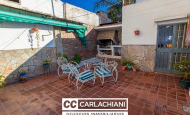 Casa en venta - Barrio Azcuénaga Rosario - 3 Plantas - Patio