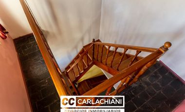 Casa en venta - Barrio Azcuénaga Rosario - 3 Plantas - Patio