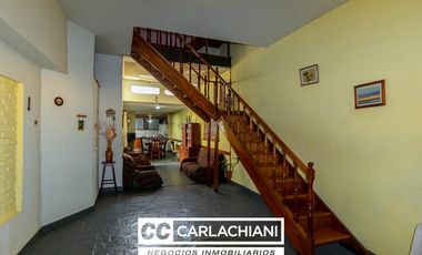 Casa en venta - Barrio Azcuénaga Rosario - 3 Plantas - Patio