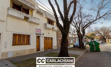 Casa en venta - Barrio Azcuénaga Rosario - 3 Plantas - Patio