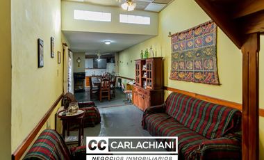 Casa en venta - Barrio Azcuénaga Rosario - 3 Plantas - Patio