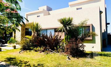 Casa 5 ambientes con fondo a la laguna - Nuevo Quilmes