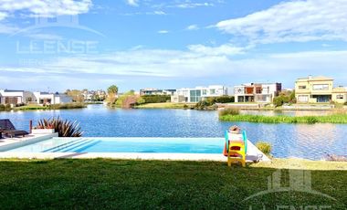 Casa 5 ambientes con fondo a la laguna - Nuevo Quilmes