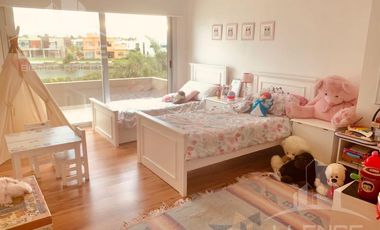 Casa 5 ambientes con fondo a la laguna - Nuevo Quilmes