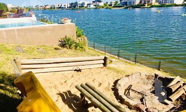 Casa 5 ambientes con fondo a la laguna - Nuevo Quilmes