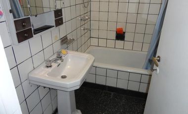 Casa de 2 dorm c/garage y fondo libre. Lanús Este.