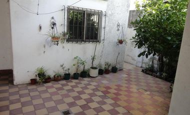 Casa de 2 dorm c/garage y fondo libre. Lanús Este.