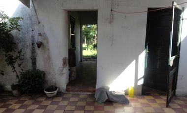 Casa de 2 dorm c/garage y fondo libre. Lanús Este.