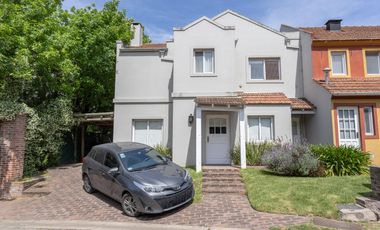 Casa en venta en barrio cerrado El Portal en San Isidro