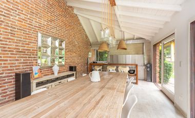 Casa en venta en Beccar, vias Libertador, con 1305 m2  de terreno, y 713 m2 cubiertos