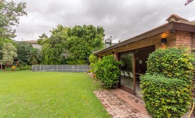 Casa en venta en Beccar, vias Libertador, con 1305 m2  de terreno, y 713 m2 cubiertos