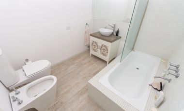 Casa en venta en Beccar, vias Libertador, con 1305 m2  de terreno, y 713 m2 cubiertos