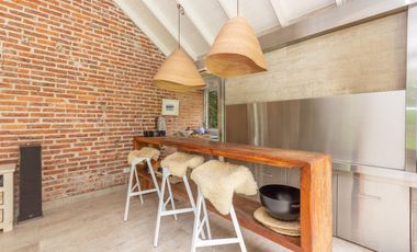 Casa en venta en Beccar, vias Libertador, con 1305 m2  de terreno, y 713 m2 cubiertos