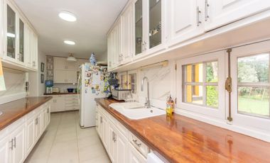 Casa en venta en Beccar, vias Libertador, con 1305 m2  de terreno, y 713 m2 cubiertos