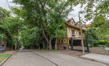 Casa en venta en Beccar, vias Libertador, con 1305 m2  de terreno, y 713 m2 cubiertos
