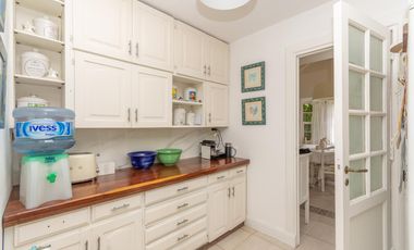 Casa en venta en Beccar, vias Libertador, con 1305 m2  de terreno, y 713 m2 cubiertos