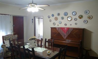 PH interno tipo casa de 4 dormitorios con cochera para varios autos y patio.-