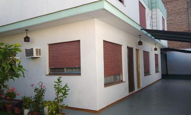 PH interno tipo casa de 4 dormitorios con cochera para varios autos y patio.-
